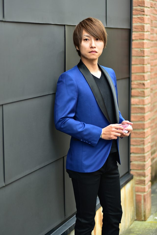 青いジャケットでカードを持つポートレート