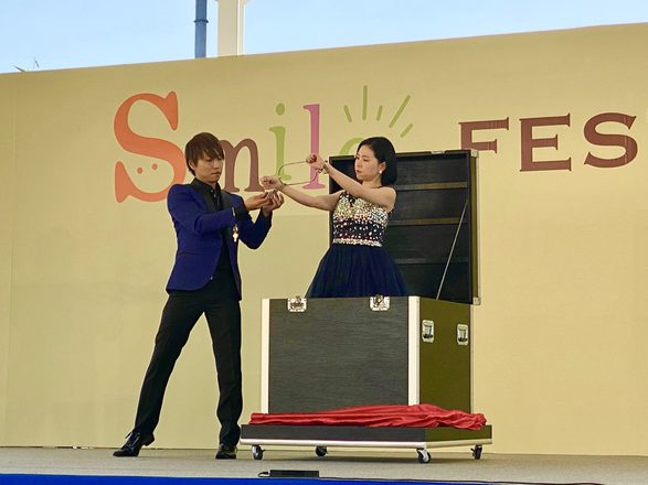 イリュージョンマジックの様子（大道具を使った演目）