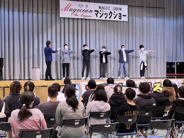 学校公演でのマジックショー