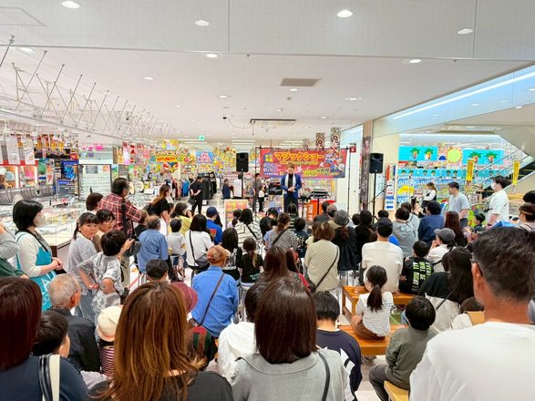 大勢のお客様が集まったショッピングモールでのマジックショー