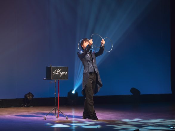 ステージマジックの様子（リングを使った演目）